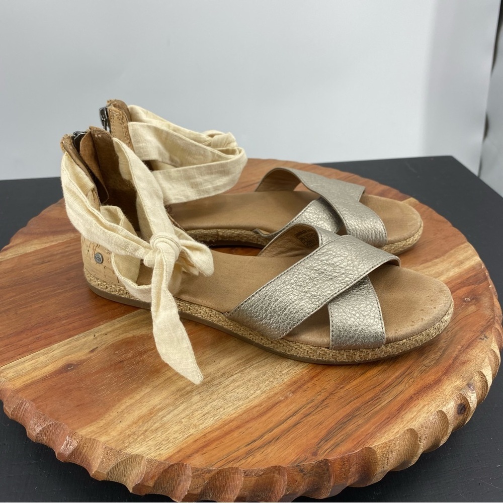 UGG Women's Idina Sandal Criss Cross Metallic Silver/Tan Sz 5‎ 1012932